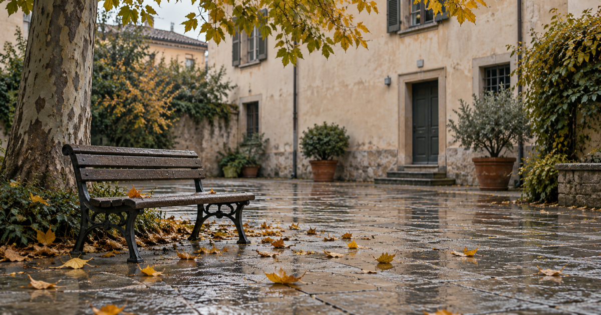 Panchina vuota in un cortile autunnale, con foglie sulla pietra umida. Immagine illustrativa generata: non raffigura luoghi o eventi reali del caso Inzoli.